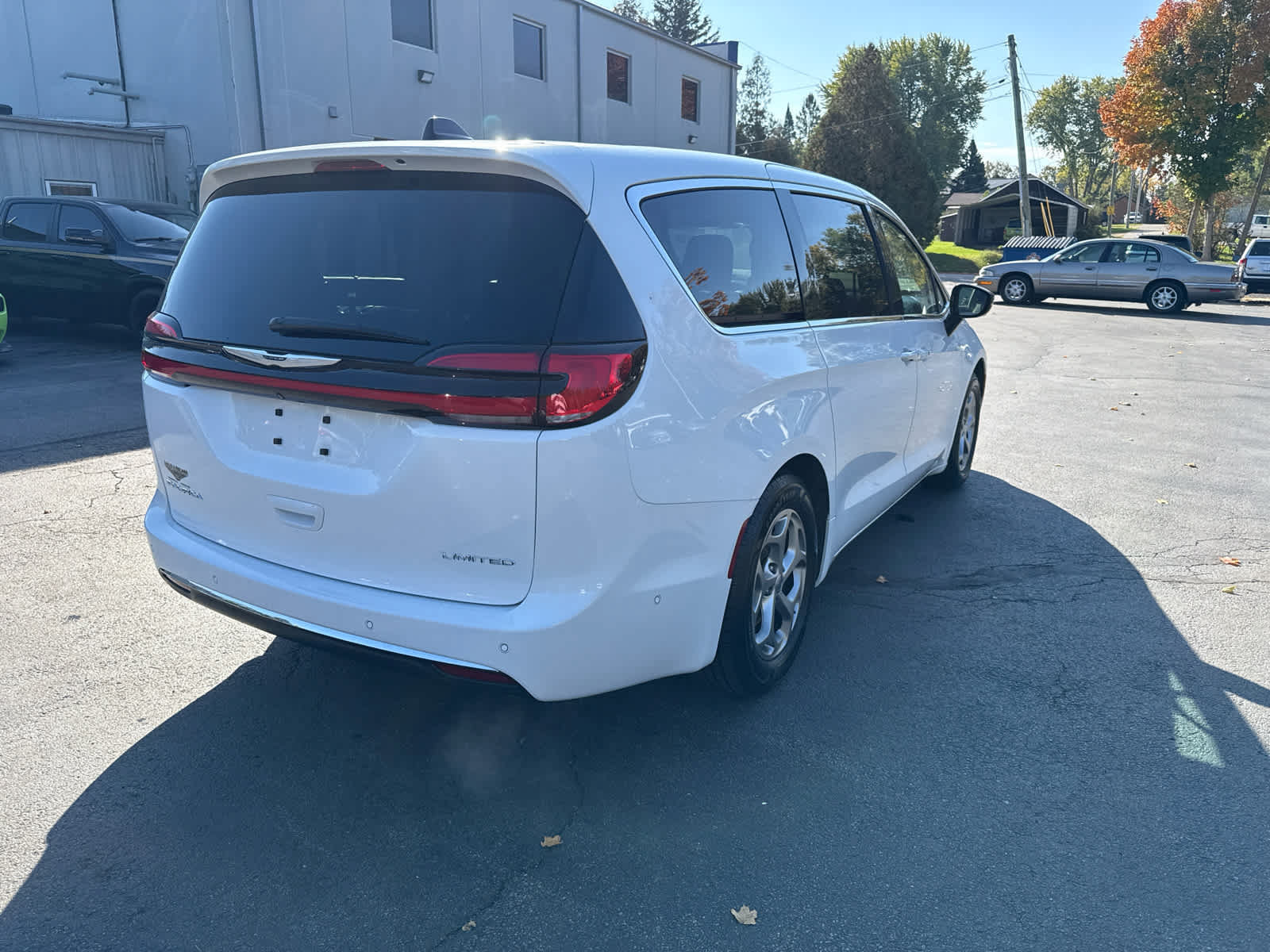 Used 2024 Chrysler Pacifica Limited w/ Uconnect Theater Family Group FWD image 3