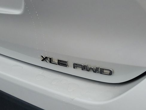 Used 2022 Toyota Highlander XLE AWD/4WD image 10