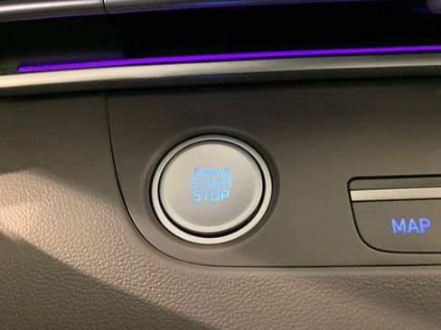 Used 2025 Hyundai Elantra SEL image 21