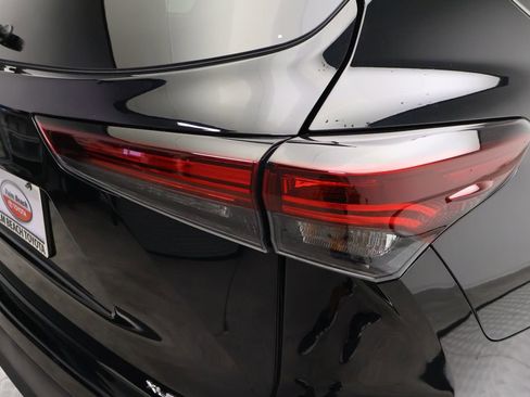 Used 2024 Toyota Highlander XLE FWD image 9
