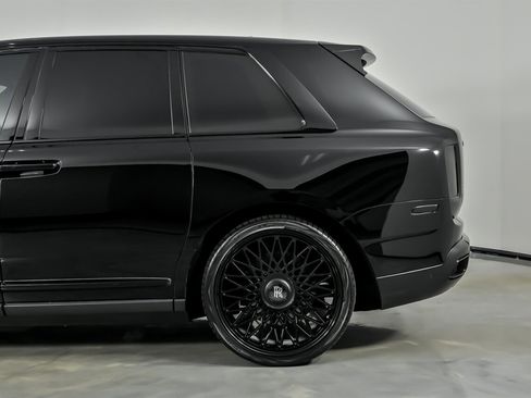 Used 2022 Rolls-Royce Cullinan w/ Dark Exterior Package image 9