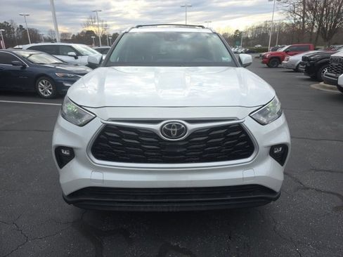 Used 2025 Toyota Highlander LE image 2