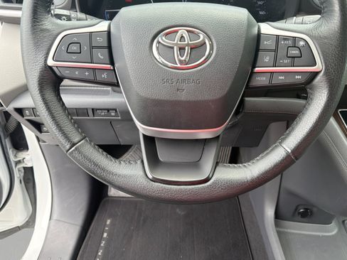 Used 2023 Toyota Sienna XLE FWD image 16