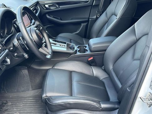 Certified 2025 Porsche Macan image 17