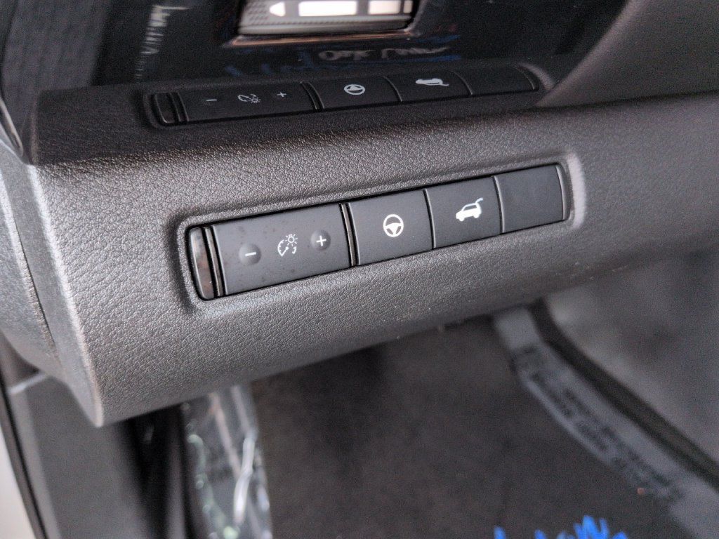 Used 2025 Nissan Pathfinder SV FWD image 22