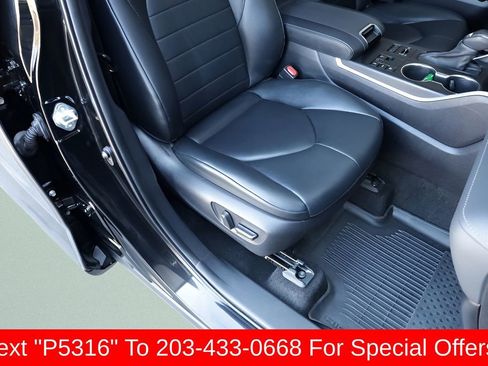 Used 2023 Toyota Highlander XLE AWD/4WD image 26