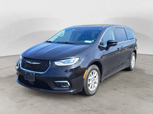 Used 2023 Chrysler Pacifica Touring-L FWD image 8