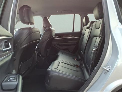 Used 2023 Jeep Grand Cherokee Limited image 24