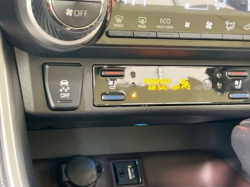 Used 2019 Toyota RAV4 Limited image 20