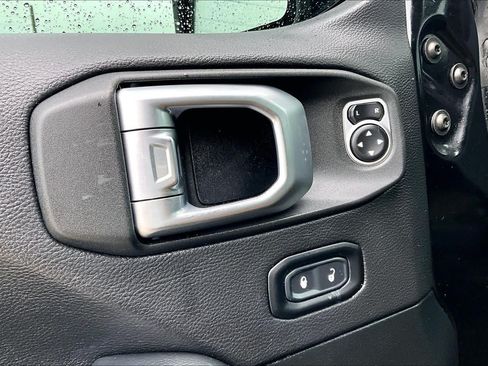 Used 2020 Jeep Wrangler Unlimited Sahara AWD/4WD image 31