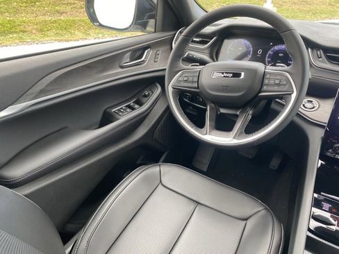 New 2025 Jeep Grand Cherokee Limited image 36