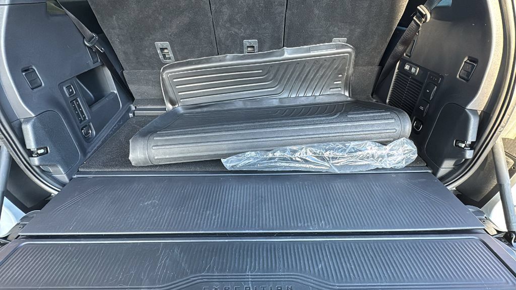 Certified 2025 Ford Expedition Platinum w/ Stealth Appearance Package AWD/4WD image 25
