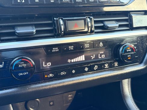 Used 2024 Nissan Pathfinder SL w/ Black Appearance Package FWD image 17