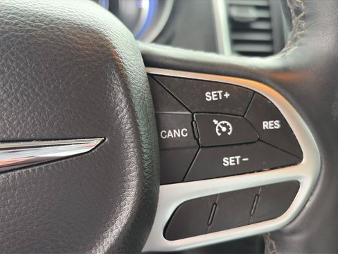 Used 2017 Chrysler 300 C RWD image 31