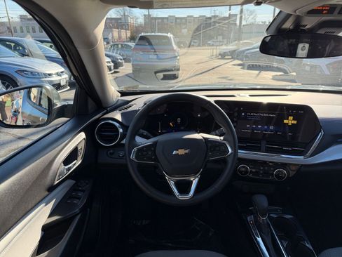 Used 2025 Chevrolet Trax LT w/ LT Convenience Package image 32