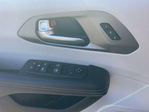Used 2023 Chrysler Pacifica Touring-L image 31
