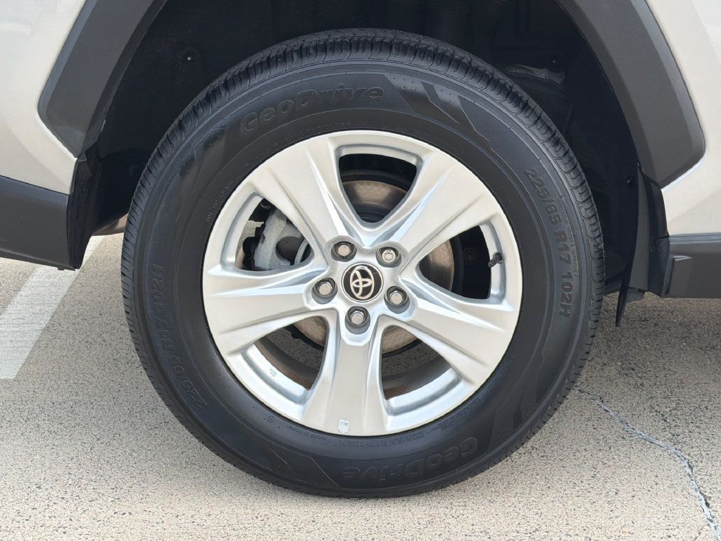 Used 2021 Toyota RAV4 XLE AWD/4WD image 7