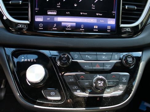 Used 2025 Chrysler Pacifica Select FWD image 17