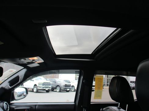 Used 2021 Toyota Tacoma Limited image 11