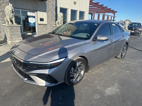 Used 2025 Hyundai Elantra SEL image 2