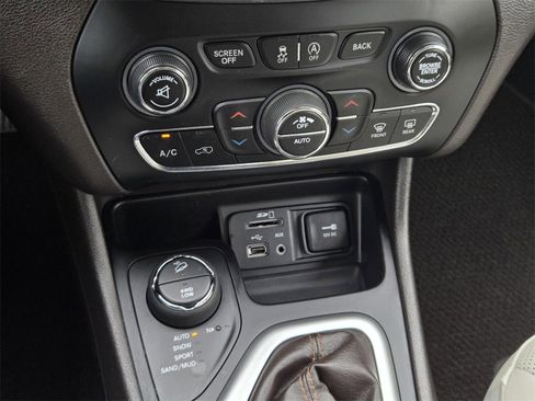 Used 2018 Jeep Cherokee Overland w/ Heavy Duty Protection Group image 23