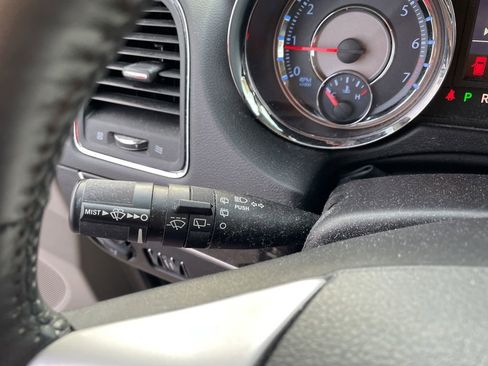 Used 2014 Chrysler Town & Country Touring image 19