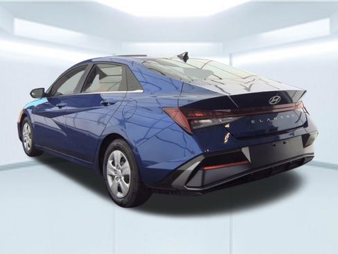 Used 2025 Hyundai Elantra SEL FWD image 4