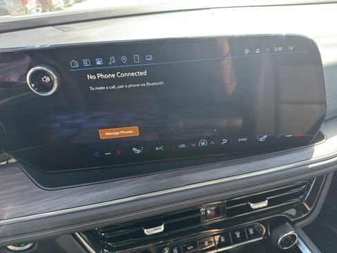 Used 2025 Chevrolet Suburban Z71 image 30