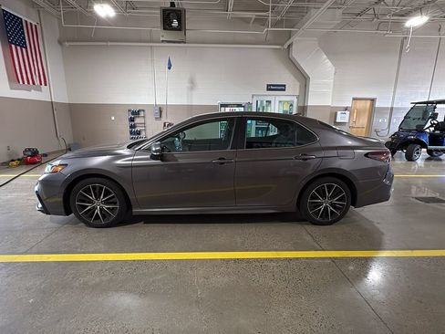 Used 2021 Toyota Camry SE w/ Convenience Package FWD image 9