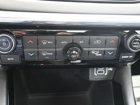 Used 2022 Jeep Compass Limited w/ Sun and Sound Group image 12