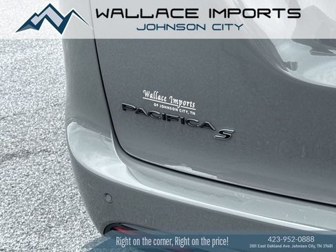 Used 2023 Chrysler Pacifica Touring-L w/ S Appearance Package AWD/4WD image 12