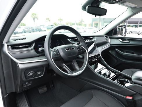 Certified 2023 Jeep Grand Cherokee Laredo RWD image 25