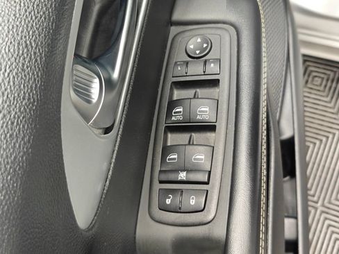 Used 2023 Chrysler Pacifica Touring FWD image 49