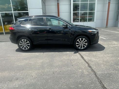 Used 2025 Toyota Corolla Cross XLE FWD image 2