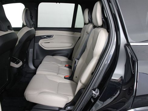 Certified 2025 Volvo XC90 B6 Ultra image 32