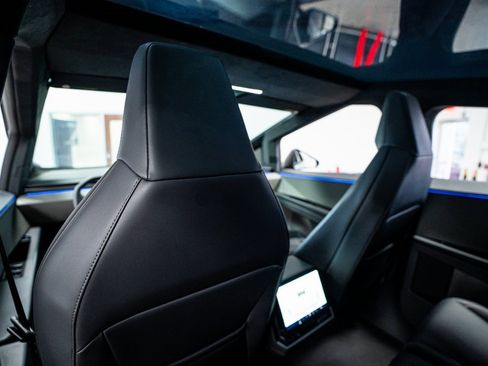 Used 2024 Tesla Cybertruck AWD Crew Cab image 40