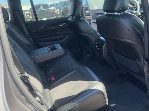 Used 2025 Jeep Grand Cherokee Altitude RWD image 13
