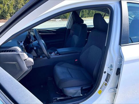 Used 2025 Toyota Camry SE image 10