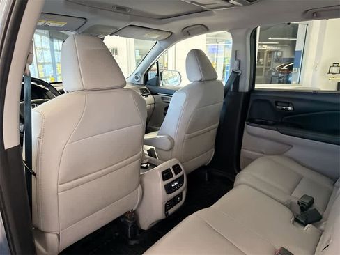 Certified 2017 Honda Pilot Touring image 18