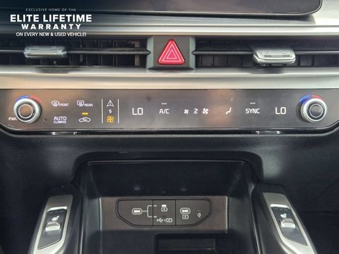 Certified 2025 Kia Sorento EX w/ Panoramic Sunroof Package FWD image 17
