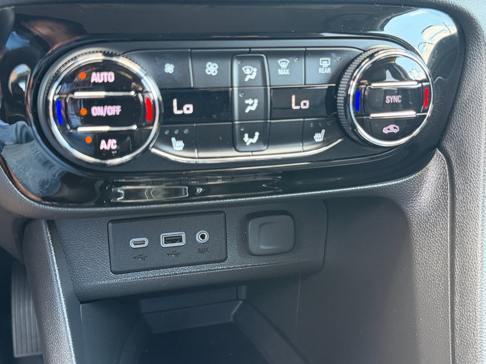 Used 2022 Buick Encore GX Select w/ Sport Touring Package AWD/4WD image 28