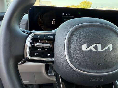 Used 2025 Kia Carnival EX FWD image 30