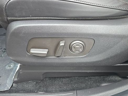 Used 2025 Kia Carnival EX FWD image 14