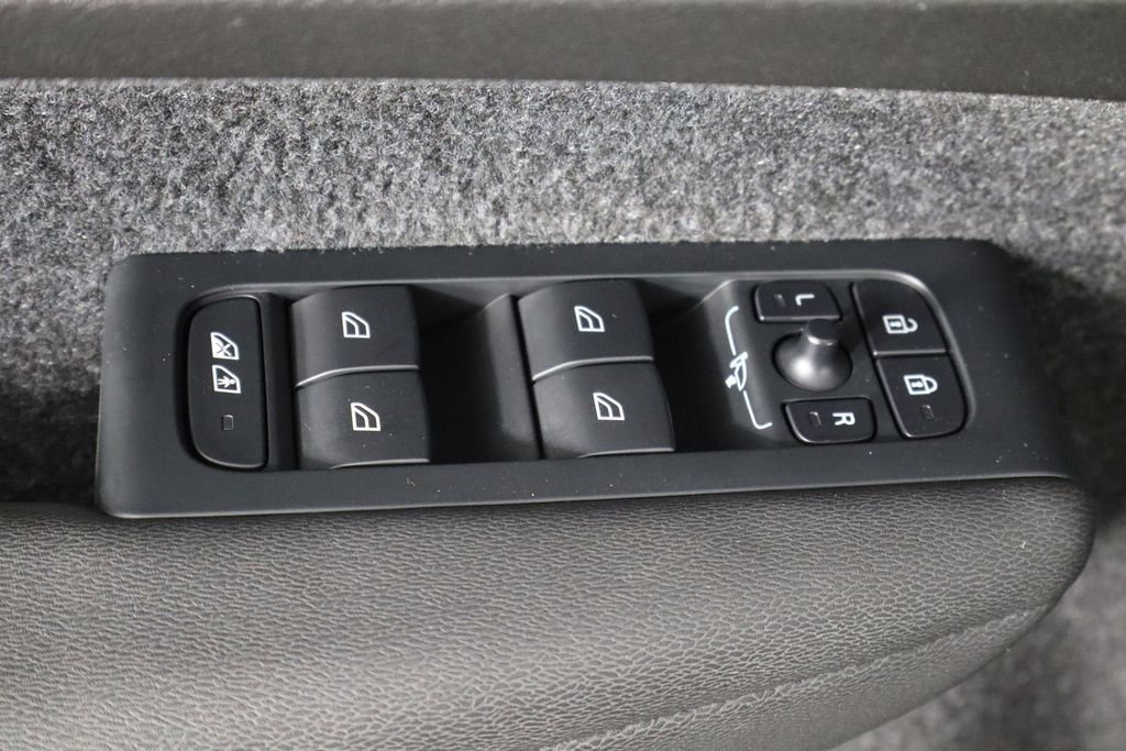 Used 2023 Volvo C40 P8 Recharge Ultimate AWD/4WD image 19