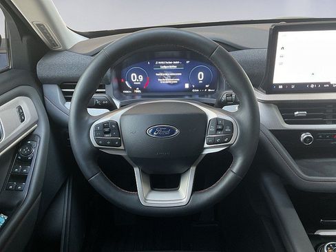 Used 2025 Ford Explorer Active w/ Active Comfort Package RWD image 12