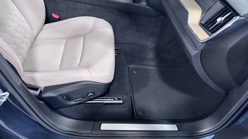 Certified 2026 Volvo XC60 B5 Plus AWD/4WD image 18