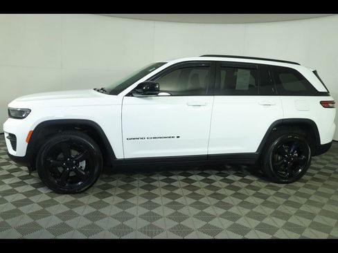 Used 2023 Jeep Grand Cherokee Altitude image 4