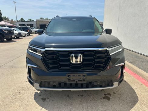 Used 2025 Honda Pilot Touring image 2