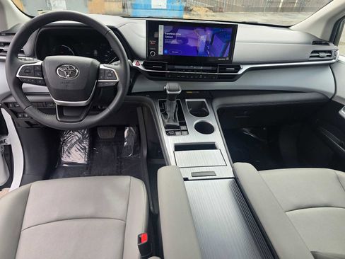 Used 2025 Toyota Sienna XLE AWD/4WD image 18