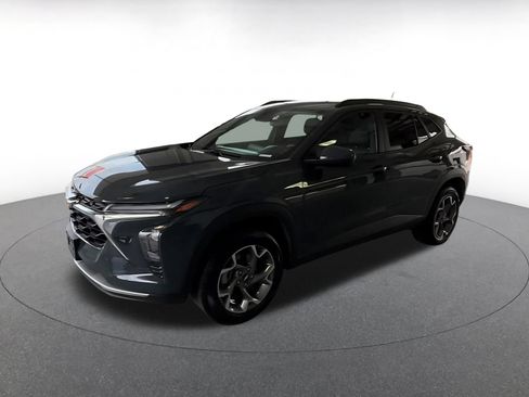 Used 2025 Chevrolet Trax LT FWD image 7